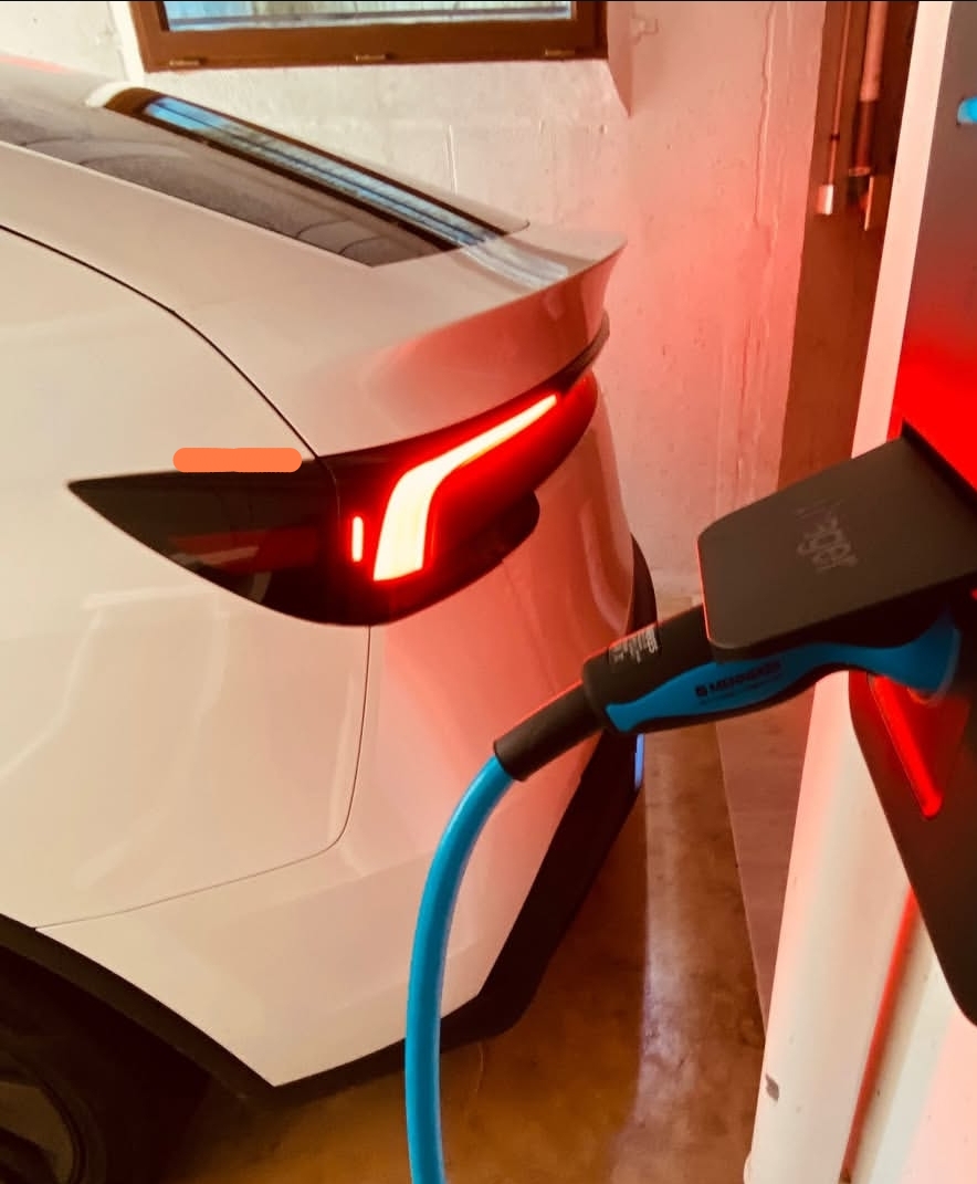 Borne de recharge électrique murale installée par expert IRVE