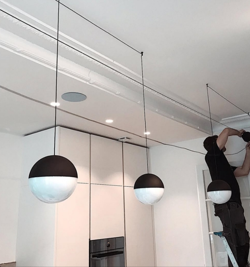 Electricien expert certifié intervenant sur tableau électrique